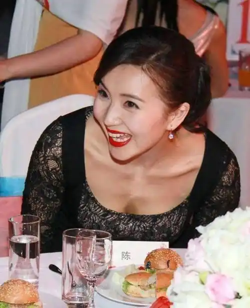 "万人迷"陈好虽然身材逐渐时尚,但气质依旧不减,时尚装太撩人_衣服