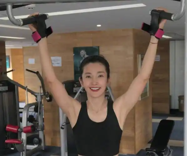 李冰冰晒健身照,穿黑色露脐装秀小蛮腰,48岁皮肤细美仍单身_身材_月饼