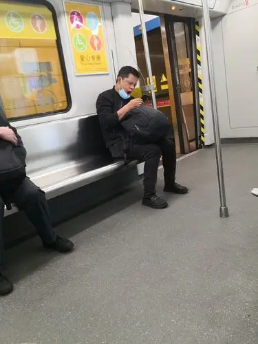 哈欠冬天的晚上坐地铁易乏易困