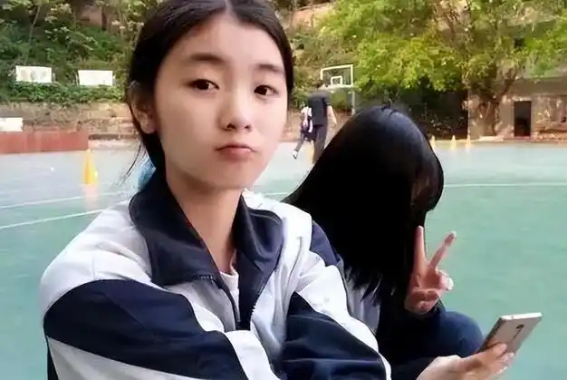 初中女生3种迷惑行为,自以为是小说女主,实际老师看了很反感