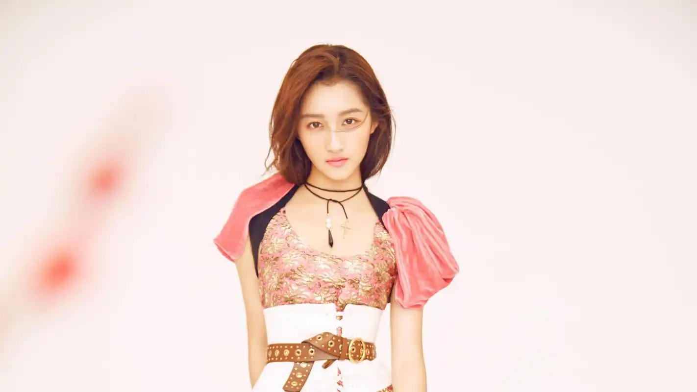 关晓彤出生于演员世家,2005年因为在陈凯歌导演的电影《无极》中饰演"