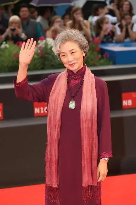 听说了吗?今天我要给你们介绍一位娱乐圈的传奇——吕中.