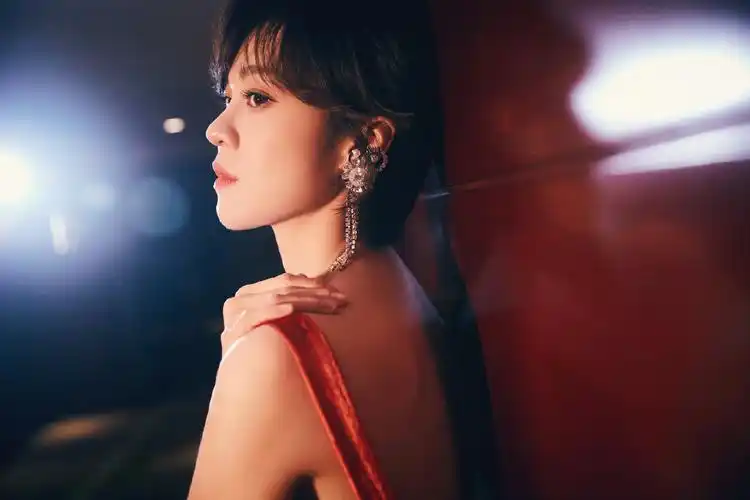 郁可唯吊带红裙性感撩人图片