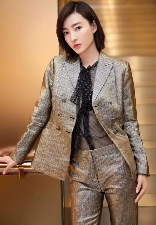 王丽坤穿西装格外耀眼,和咱们平时穿出来的感觉不一样