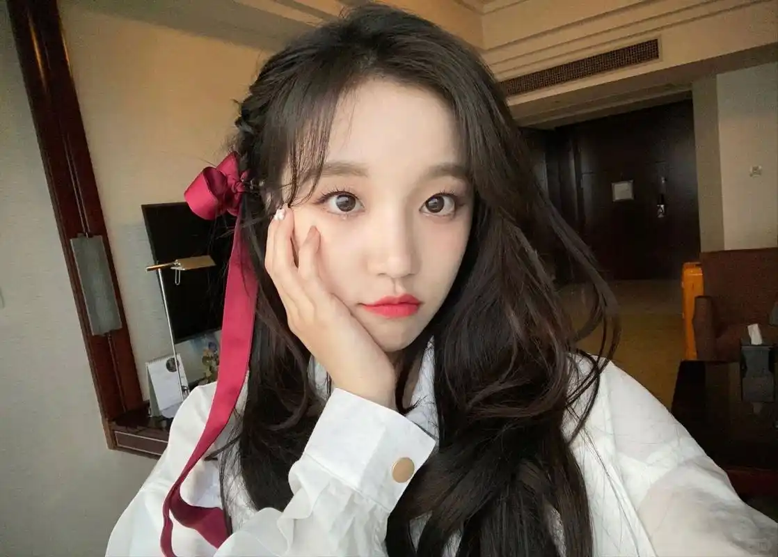 宋雨琦:女团闪耀之星,综艺活泼精灵  在女团中,宋雨琦以卓越的歌唱和