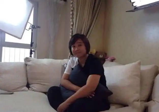 贾玲晒出自己的家居照,成名以后也依然节俭,全屋家具都是平民风