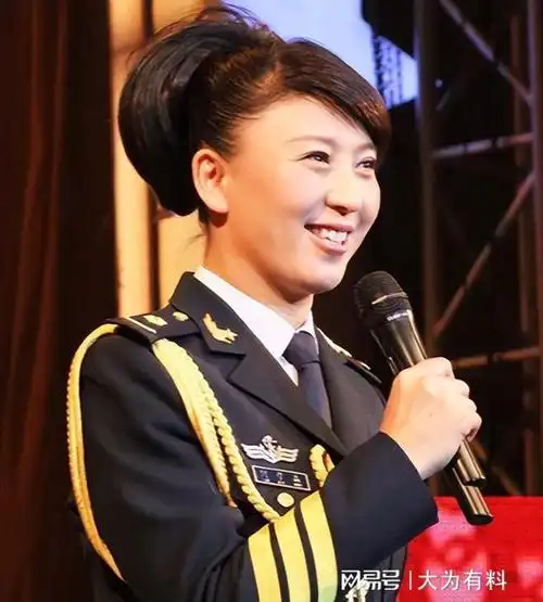 没想到闫学晶的财力因一场直播暴露无遗还是军龄十年大校