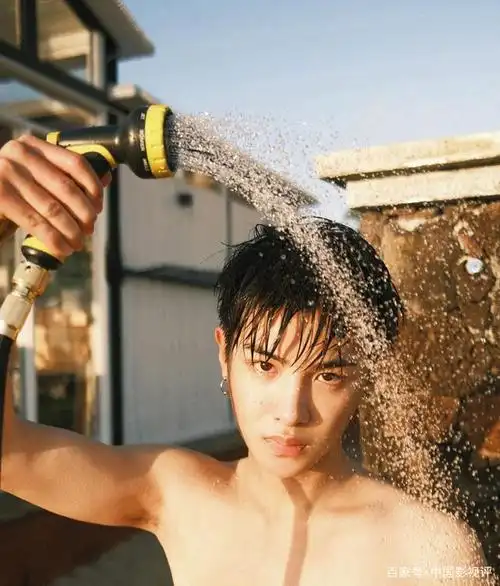 黄明昊冬日出逃泳池大片,带你一秒入夏,姿态潇洒,笑容纯真