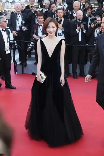王珞丹穿衣搭配天鹅绒礼服优雅亮相戛纳电影节开幕