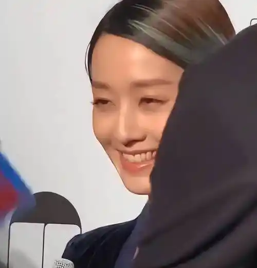 马伊琍穿"睡衣"亮相慵懒随性,离开滤镜肤色暗沉一口黄牙更抢镜_造型