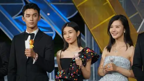 吴磊 张子枫 还有一个我不认识