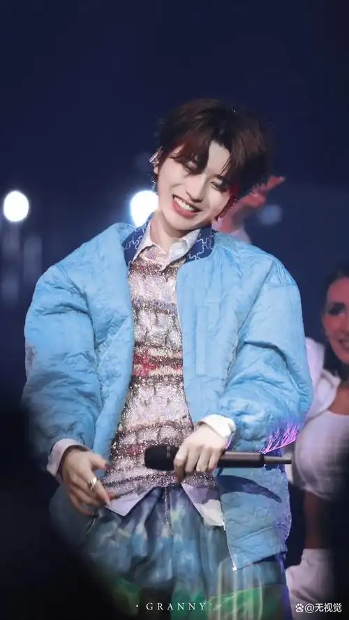 即使无法亲临现场,也会通过各种渠道关注演唱会的进程,为蔡徐坤加油