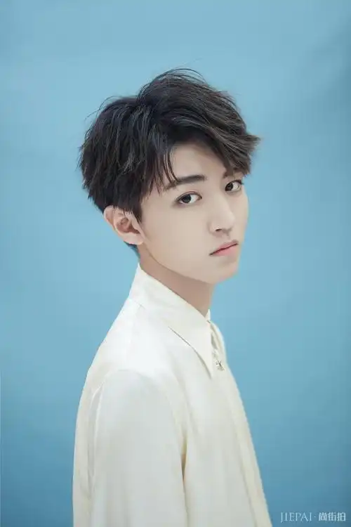 王俊凯19岁生日写真