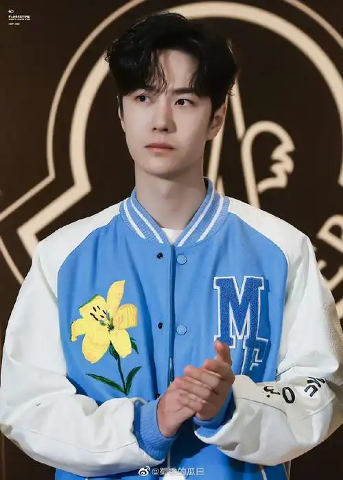 王一博胸前有朵花##王一博清爽男高#王一博身穿蓝色棒球服出席活动