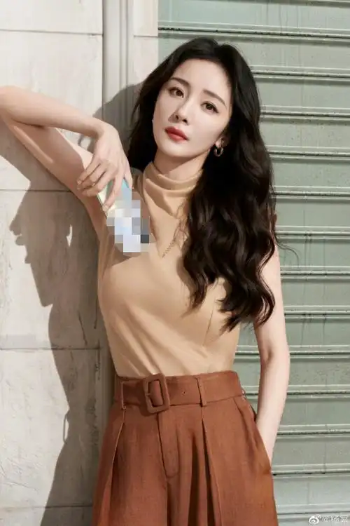 杨幂穿西装演绎职场穿搭