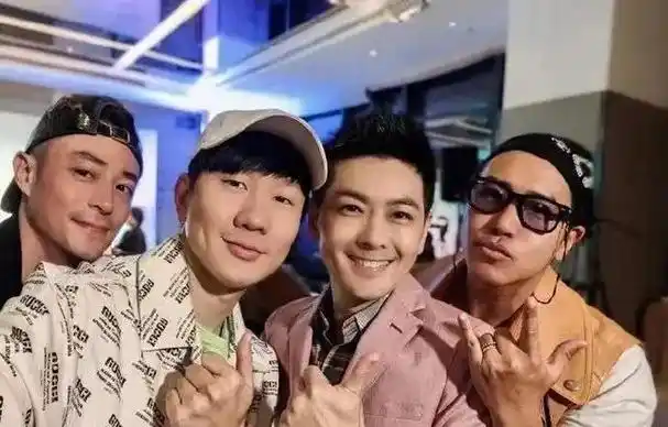 就连音乐界的天王周杰伦也不忘为周冠宇加油,还有超模奚梦瑶也晒出与