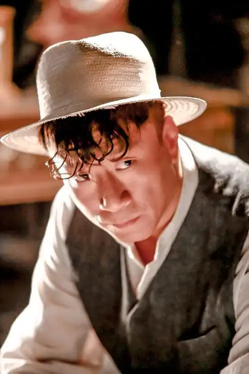 1997年大学毕业时,恰逢中国青年艺术剧团招收新人,孙红雷的老师看好他