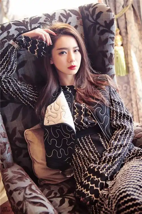 组图:戚薇红唇风情大片曝光 这个坐姿有点浪!