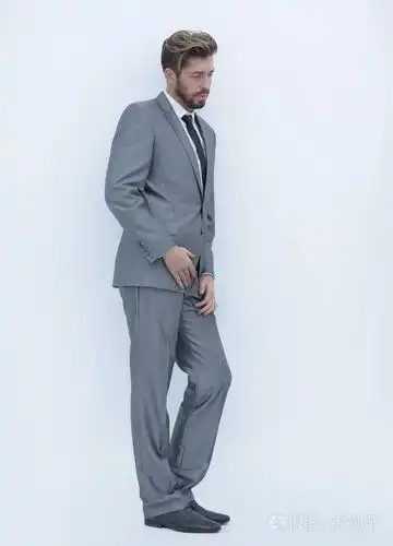 一个傲慢的时髦男人在西装的侧面视图