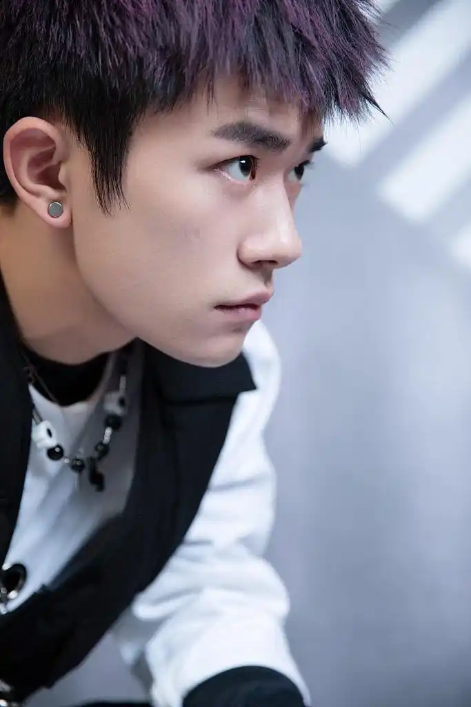 易烊千玺完美驾驭紫色挑染短发 一身黑白服装帅气满分