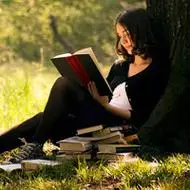 文静女生看书头像唯美文静的清纯气质女生在看书