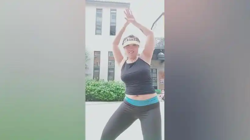 柏欣彤肚皮广场