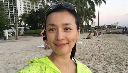 张庭享受海滩假日 素颜自拍略显老态