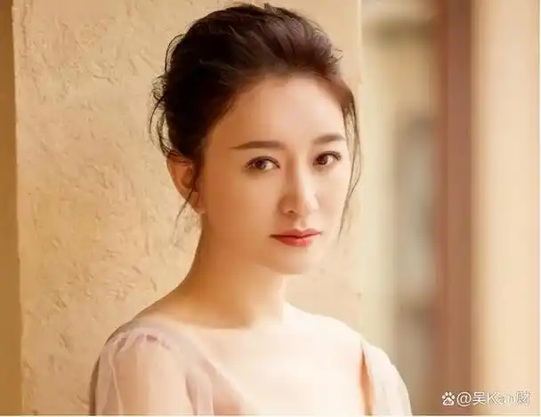 47的"人间尤物"李小冉,感情经历挫折后,最终收获爱情