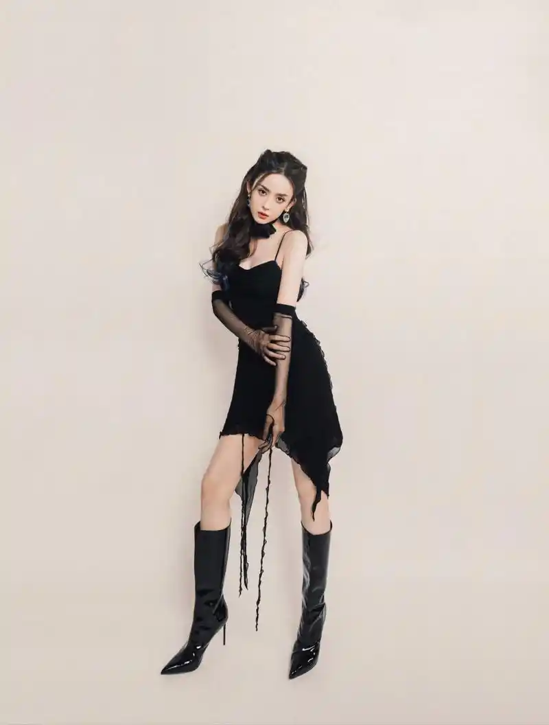 古力娜扎参加综艺节目,身穿黑色吊带裙展现出完美身材,皮肤白皙,身材