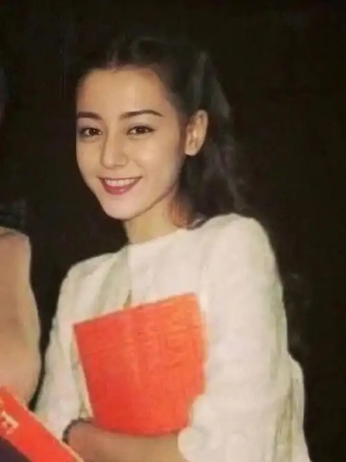 迪丽热巴小时候老照片