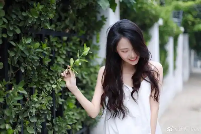 创造101美女选手王婷迷人写真美照欣赏