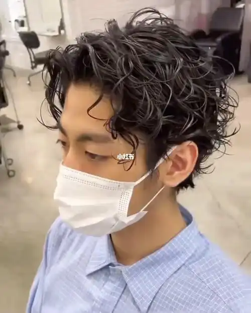 珠海男生发型推荐今年很火的羊毛卷男士烫发