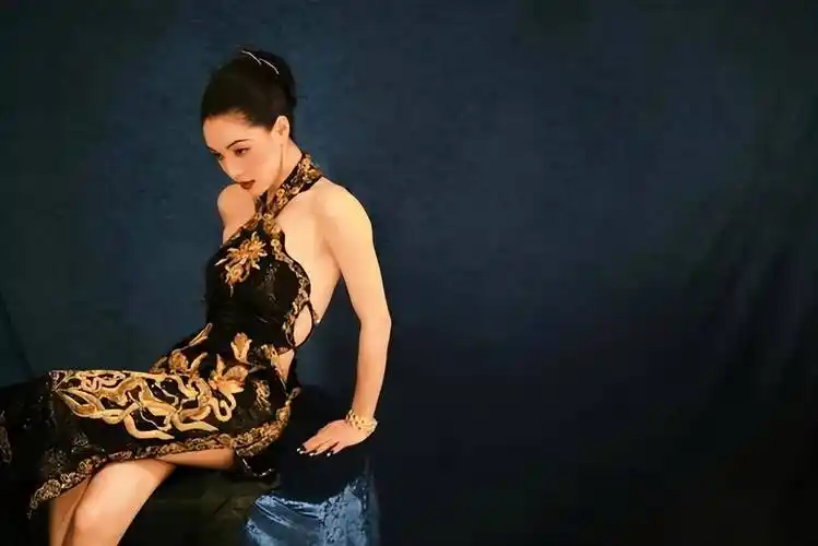 钟楚曦华丽现身红毯!黑色刺绣旗袍勾勒时尚经典_传统_造型_服饰