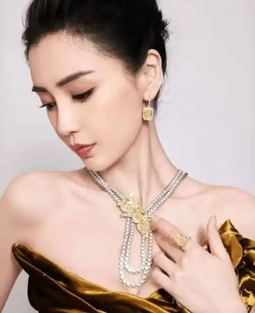 杨颖新造型珠光宝气十足,佩戴9位数黄钻项链尽显女神高贵品格!