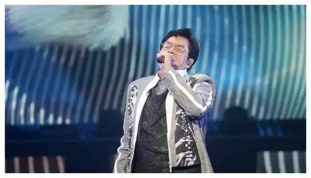 《袁姗姗,谭咏麟龙行龘龘春晚演唱《回家的人》,惊艳