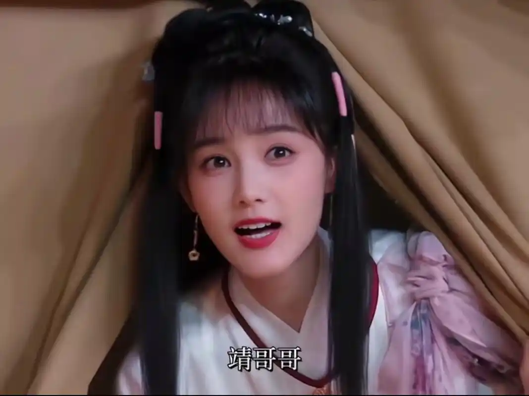 半妖倾城的时候真的超级超级美  那个时候在想世界上怎么会有这么好看