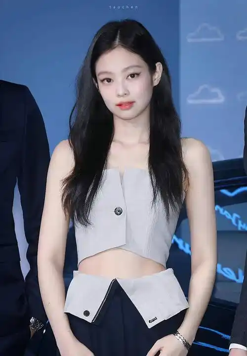 jennie金智妮一字肩抹胸性感小野猫造型_黑色_高跟鞋_脸颊