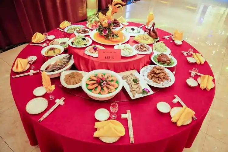 写美篇  现酒店拥 有层高6米,无柱宴会大厅2个,多功能厅1个,顶级的