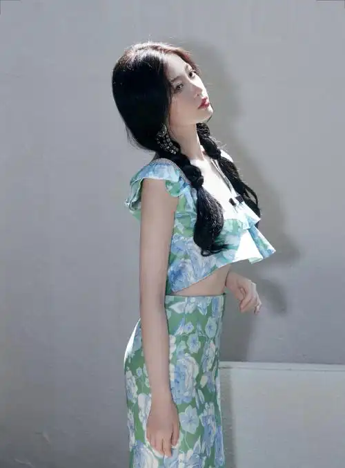 组图:虞书欣穿露腰碎花修身裙 扎双麻花辫清新靓丽笑容甜