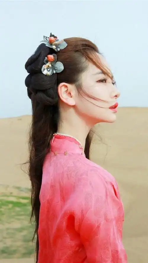 戚薇红衣古装写真