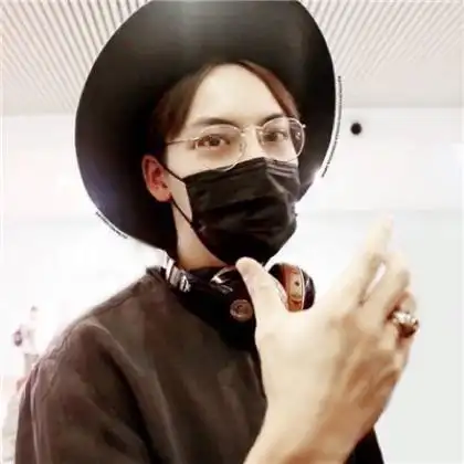 高冷头像男戴口罩