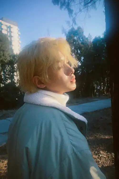 黄明昊金发##黄明昊金发冬日梦幻氛围感随拍