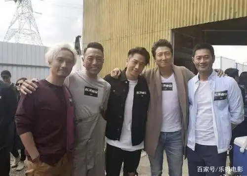 而他的两位弟弟洪天照和洪天祥; 一位走向了歌坛,一位也走入了影坛