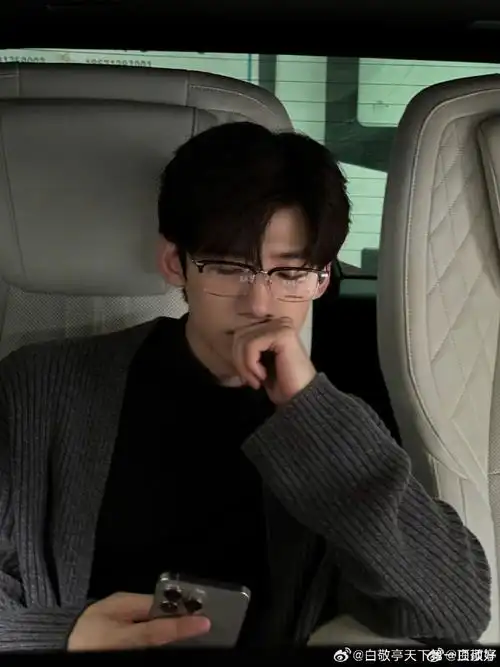 白敬亭上身肌肉线条#白敬亭超话#白敬亭#反差感咋这么大呢,我感觉