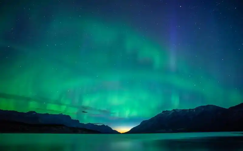 绚丽梦幻的绿色极光风景图片桌面壁纸