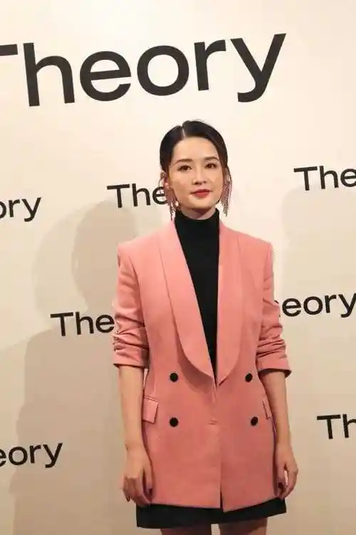 原来李沁的腿这么好看,穿粉色西装配短裙,美腿纤细修长堪比超模|李沁