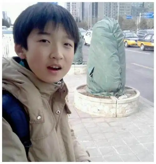 这类演员在很小的时候就出道走上了艺术的道路,他们年纪小却出演了不