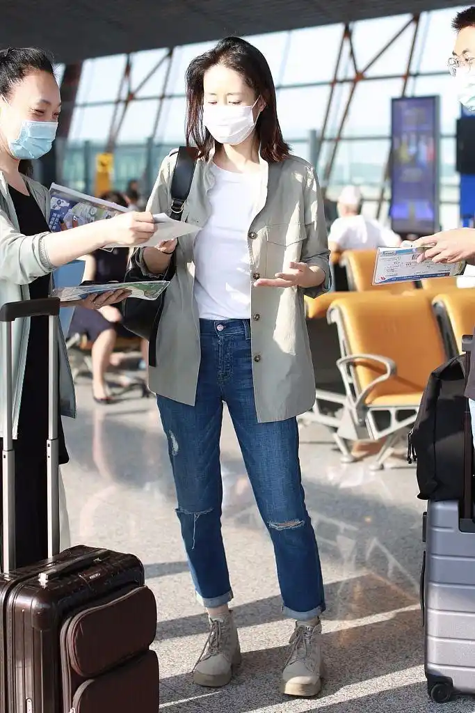 刘敏涛素颜给粉丝签名,头发稀少又很油腻,这也太真实了吧!