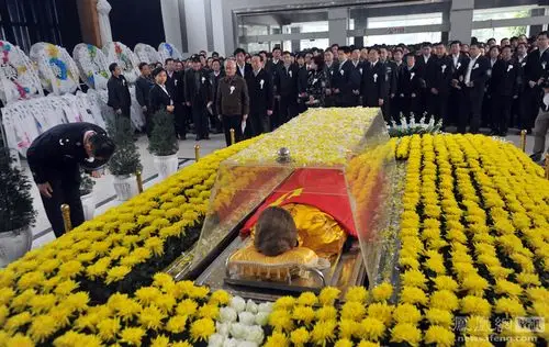 在追悼大厅,一群长者集体来到遗体前,他们已过花甲之年,大都来自智祆