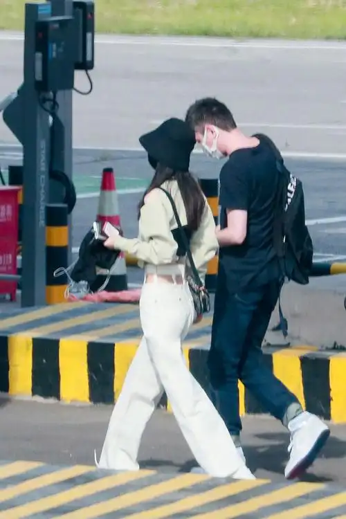 赵丽颖冯绍峰合体现身##赵丽颖机场照